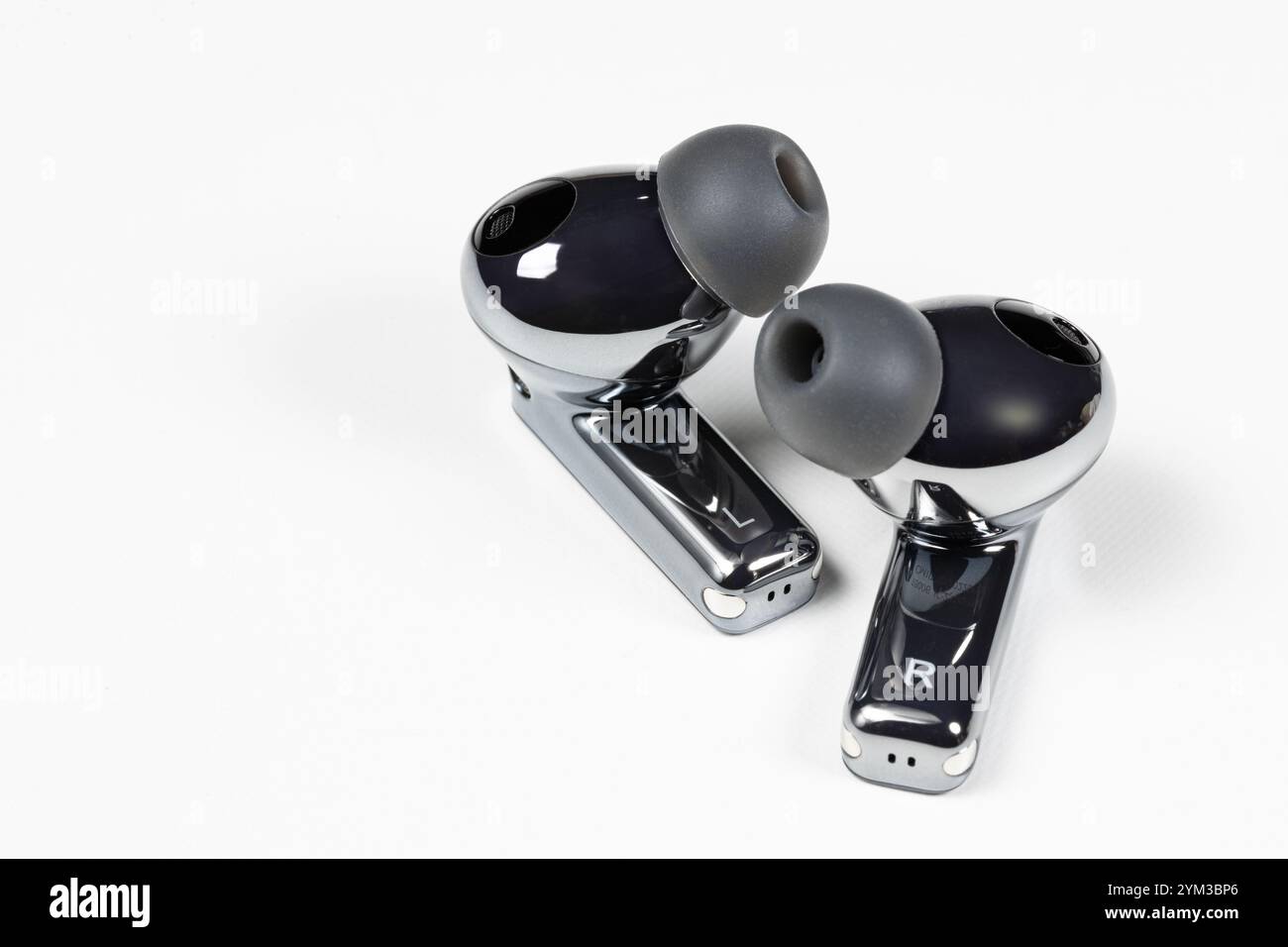 Luxuriöse bluetooth-Kopfhörer oder Ohrstöpsel oder Kopfhörer, isoliert auf weißem Hintergrund. Stockfoto