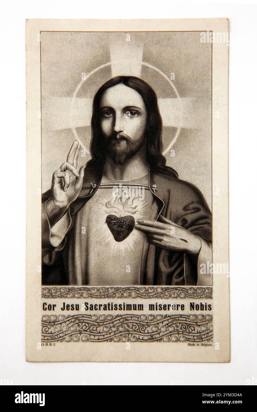 Vintage-Gebetskarte mit Darstellung Jesu Christi, die sein heiliges Herz zeigt „Cor Jesu Sacratissimum Miserere Nobis“ (das heiligste Herz Jesu hat Barmherzigkeit) Stockfoto