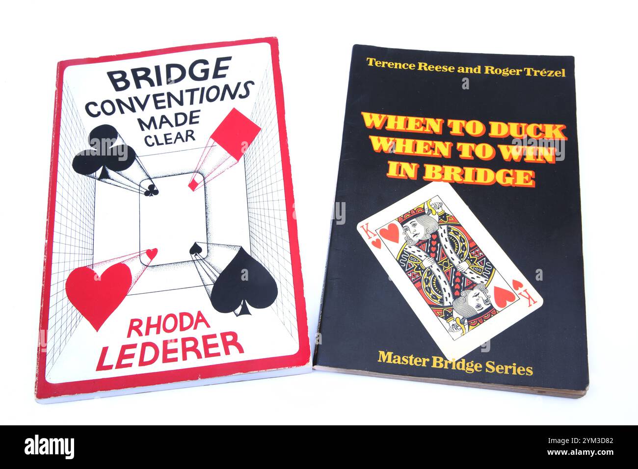 Taschenbuch über Brücke - Bridge Conventions von Rhoda Lederer und When to Duck und Win in Bridge von Terence Reese und Roger Treze Stockfoto