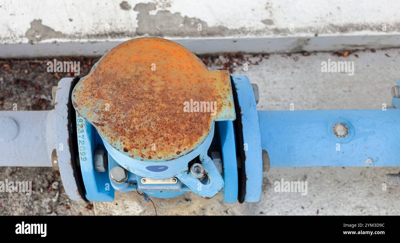 Rost von Metallen. Korrosion von Metall. Rost und Korrosion in der Schweißnaht. Korrodierender Rost auf altem Eisen, Schmirgelroststruktur, Rush auf Metallwasserrohr. Stockfoto