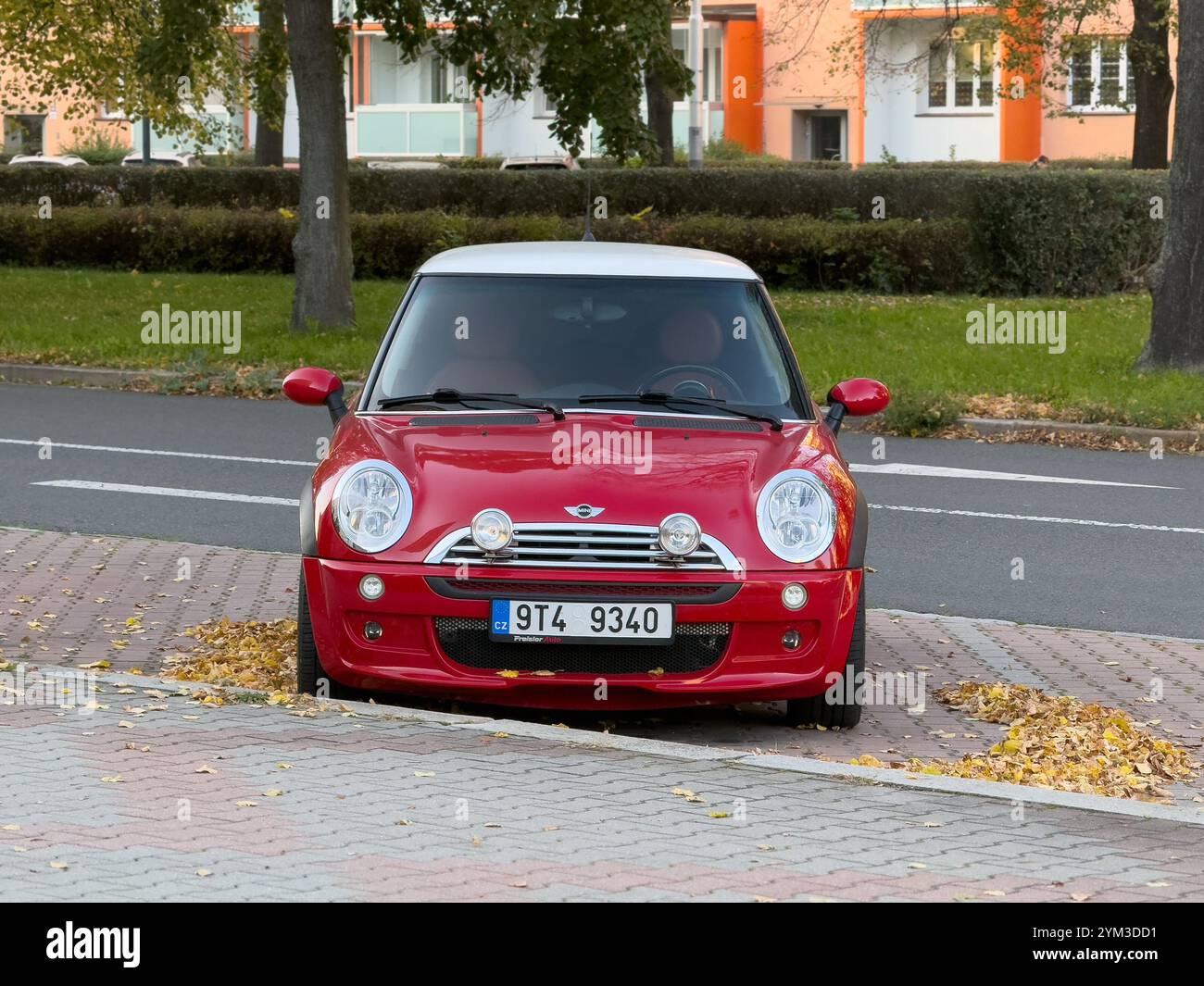 OSTRAVA, TSCHECHIEN - 22. OKTOBER 2024: Roter Mini Cooper R50 oder R53 mit weißem Dach, Frontansicht Stockfoto