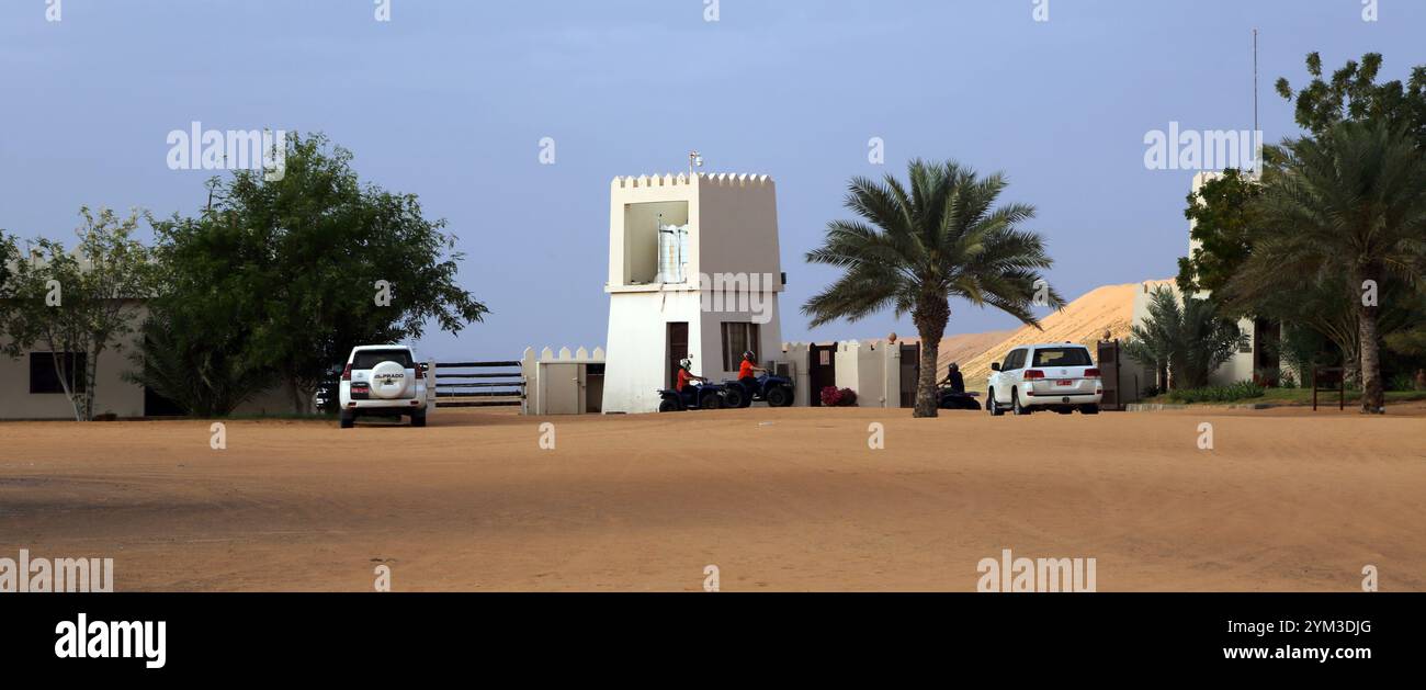 Desert Nights Camp Wahabi Sands Oman Quad Bikes und Palm Tree Stockfoto