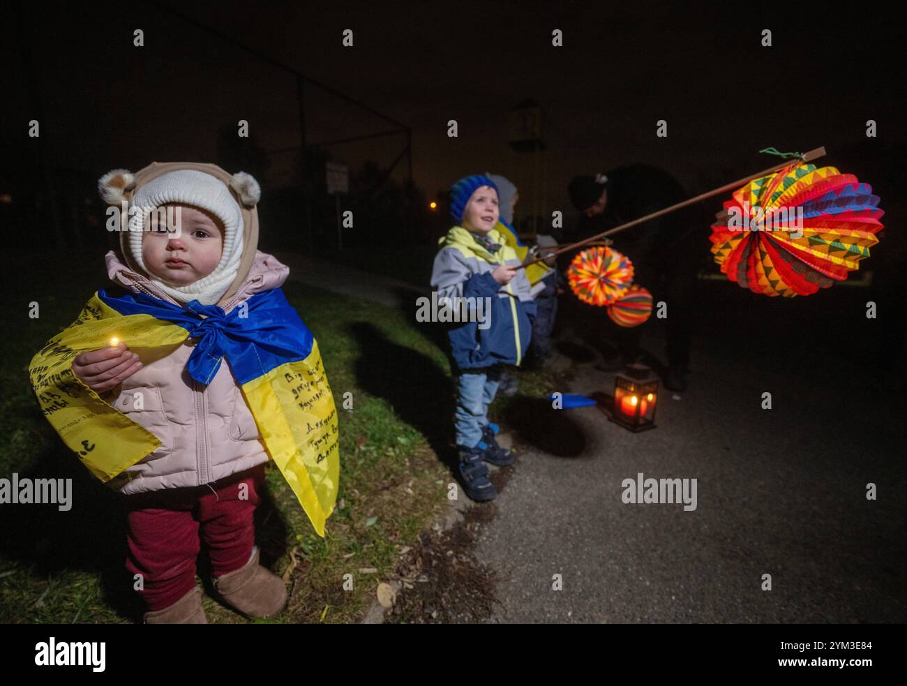 Prag, Tschechische Republik. November 2024. Marsch mit Laternen, genannt Light will Enlow Darkness, organisiert von der tschechisch-ukrainischen Initiative Voice of Ukraine zum Gedenken an 1000 Tage seit Beginn der russischen Invasion in Prag, Tschechische Republik, 20. November 2024. Quelle: Michaela Rihova/CTK Photo/Alamy Live News Stockfoto
