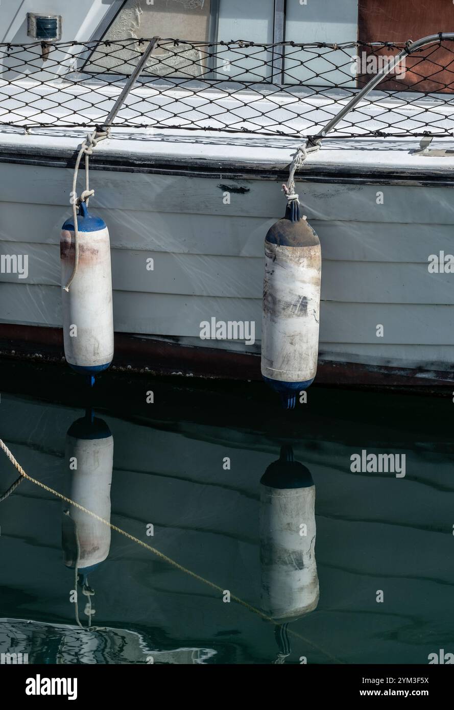 Bootsspiegelung im Stehlwasser. Stockfoto