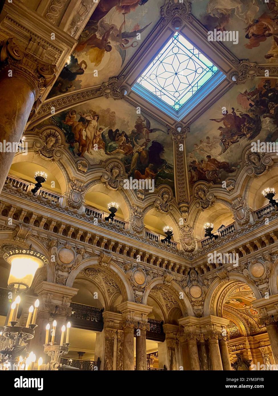 Komplizierte Kunstwerke, die das Innere der Oper Gagner verkleiden - Smartphone-aufgenommenes Stockfoto