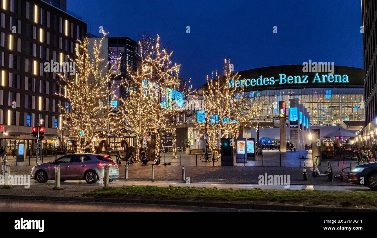 Abendblick auf den Platz mit Weihnachtsdekoration vor der Mercedes-Benz Arena. Dezember 2023. Berlin, Deutschland Stockfoto