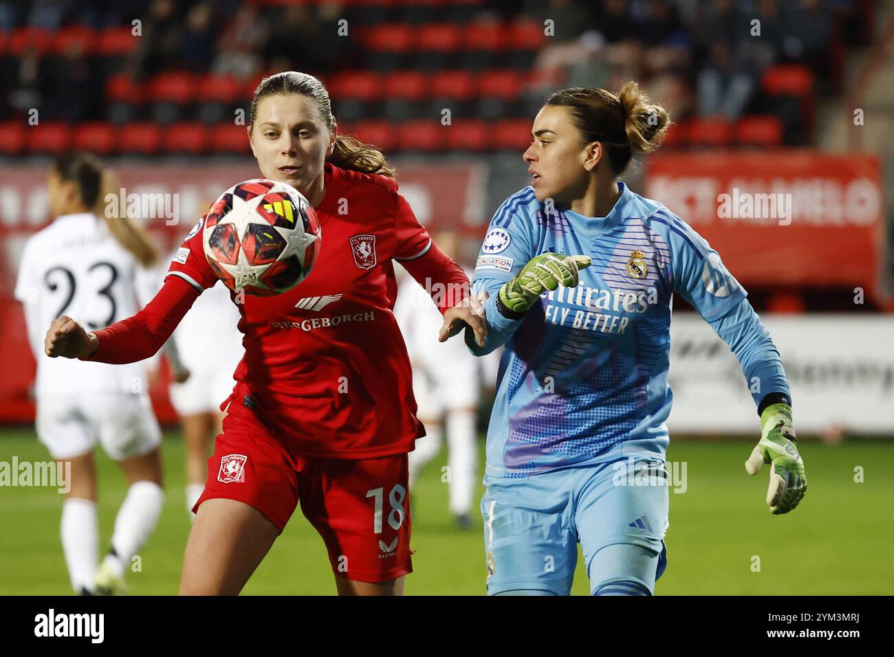 ENSCHEDE - (l-r) Sophie te Brake des FC Twente, Torhüterin Misa von Real Madrid während des UEFA Champions League Frauenspiels zwischen dem FC Twente und Real Madrid im Stadion de Grolsch Veste am 20. November 2024 in Enschede, Niederlande. ANP VINCENT JANNINK Stockfoto