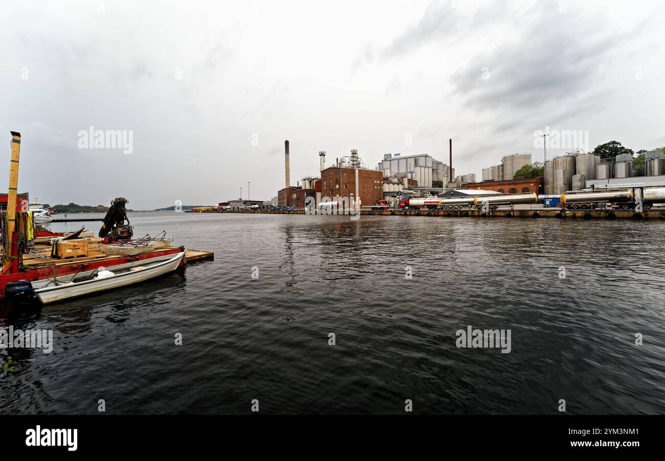 Der Stadthafen von Karlshamn mit dem Produktionswerk von AAK. Lkw und Tankwagen für den Lebensmitteltransport. Stockfoto