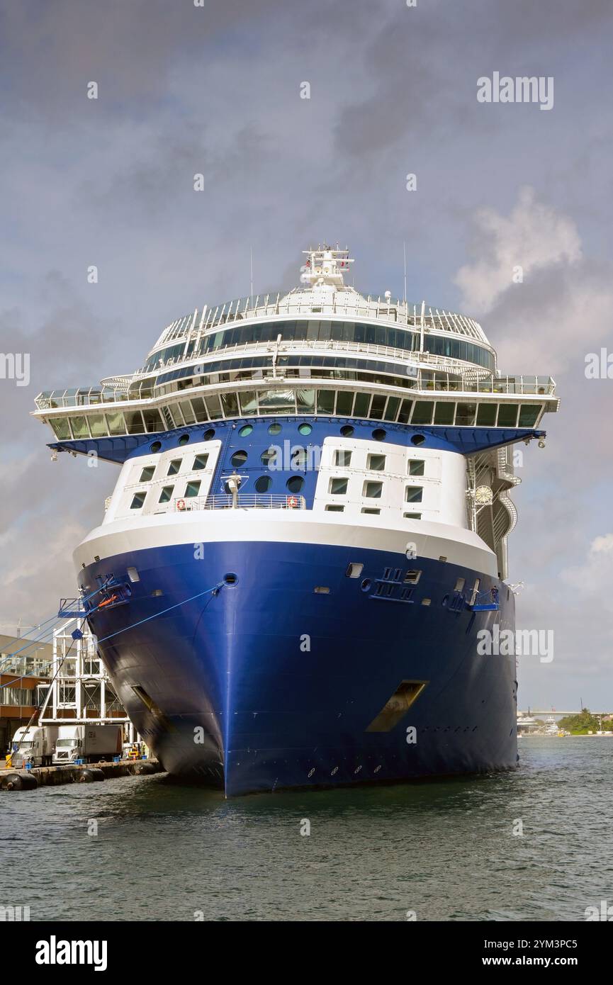 Fort Lauderdale, Florida, USA - 2. Dezember 2024: Vorderansicht des großen Kreuzfahrtschiffs Celebrity Apex, das im Hafen von Fort Lauderdale angedockt ist Stockfoto