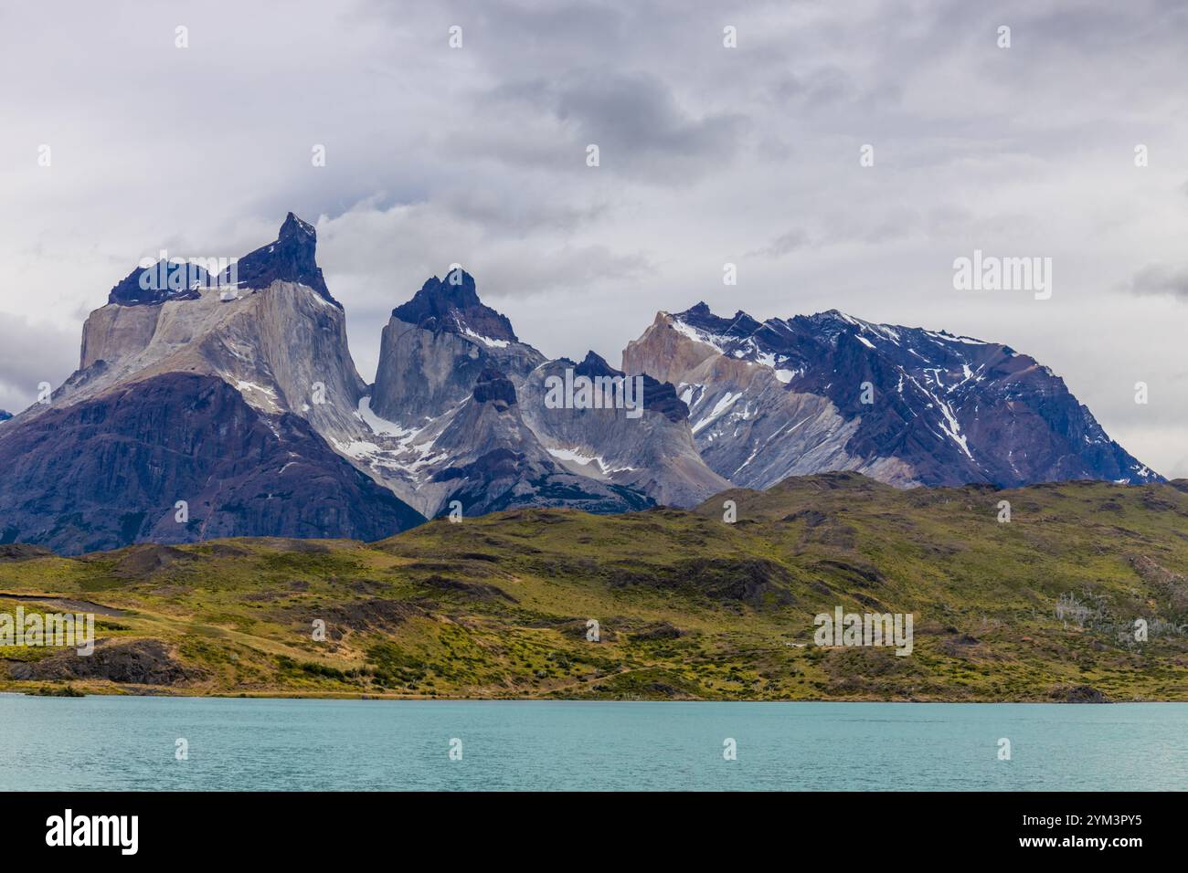 Nationalpark Torres del Paine in Patagonien, Chile. Wunderschöne Landschaft von Torres del Paine, Los Cuernos und Paine Grande Berggipfeln Stockfoto