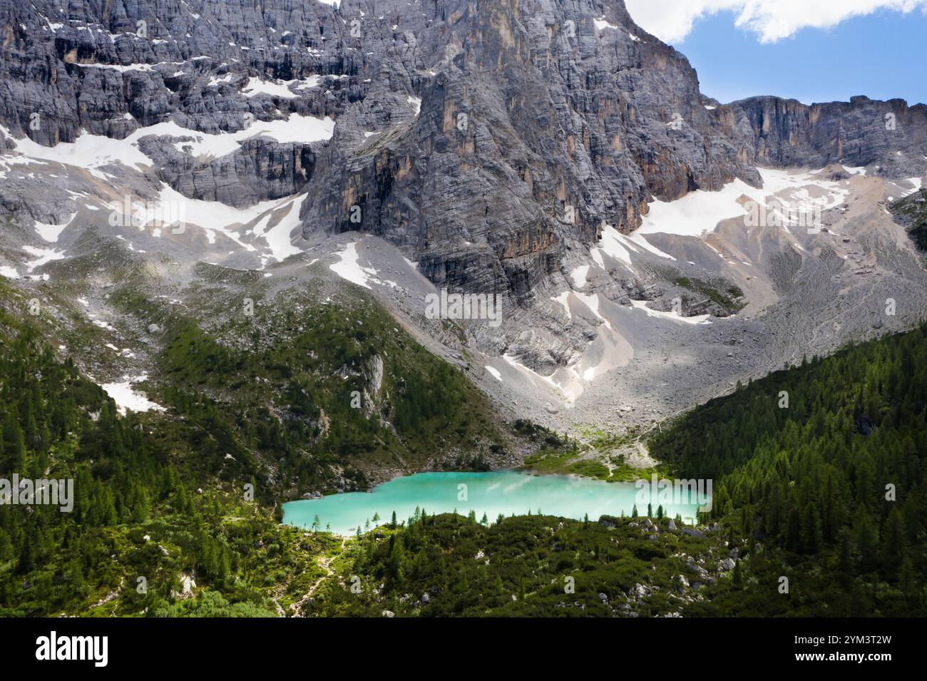 See Sorapiss oder Lago di Sorapiss - Berg 1925 m Höhe See mit einzigartigem türkisfarbenem Wasser umgeben von hohen felsigen Bergen. provinz Belluno Stockfoto