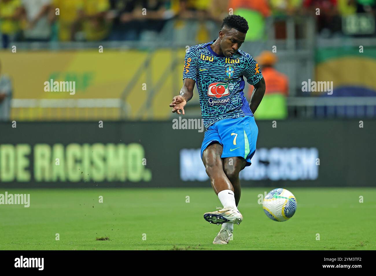 Salvador, Brasilien. November 2024. Vinícius Jr. do Brasil, Momentos antes da partida entre Brasil e Uruguai, pela 12a rodada das Eliminatórias Sul-Americanas para a Copa do Mundo FIFA 2026, na Arena Fonte Nova, nesta terca-feira 19. Quelle: DiaEsportivo/Alamy Live News Stockfoto