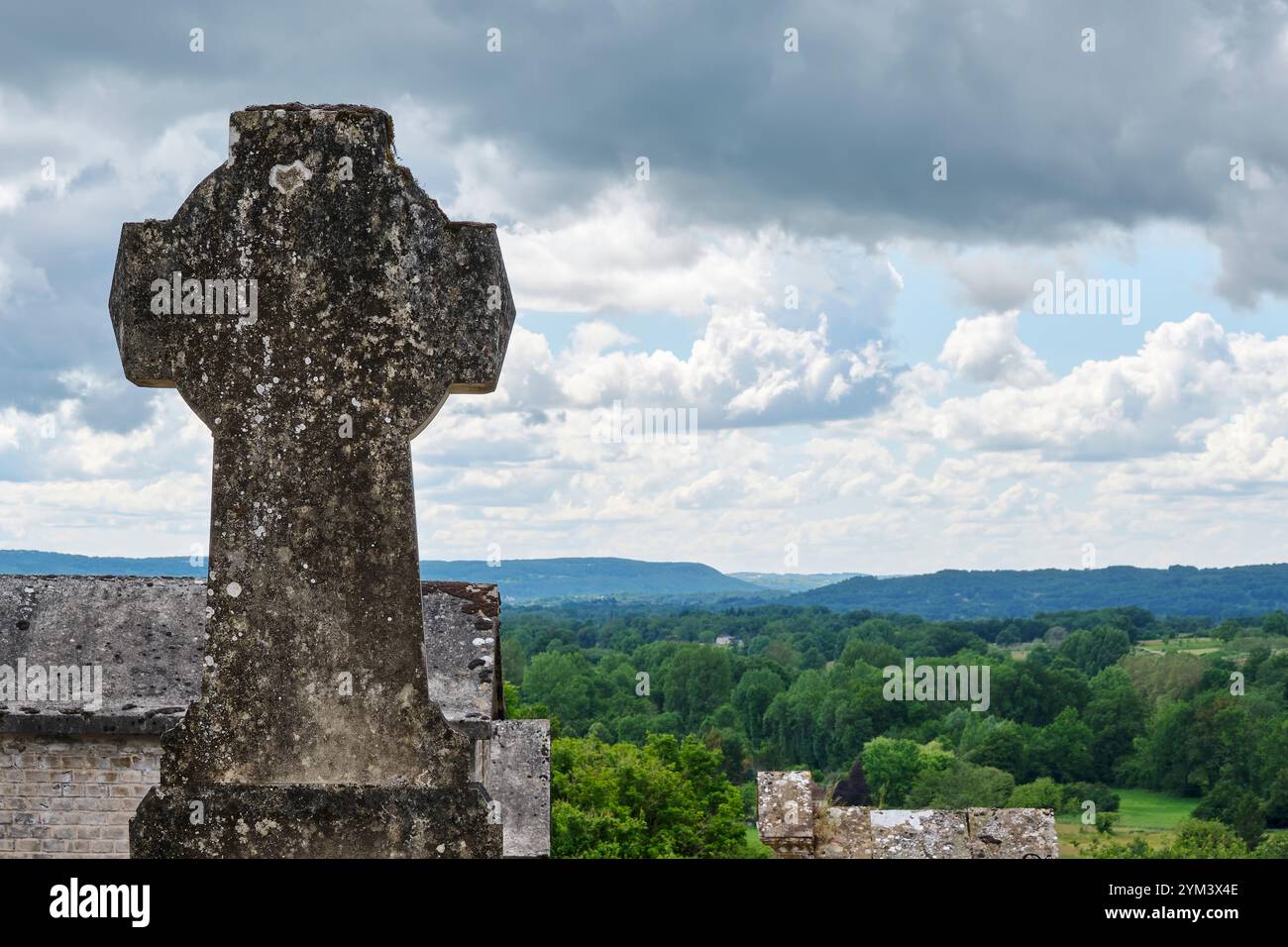 Blick auf die Landschaft vom Friedhof der White Penitents Chapel auf einem Hügel in der Nähe des Dorfes Cornacin in Lot France im Sommer unter dunklem Himmel. Stockfoto