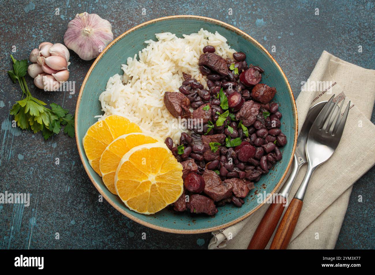 Feijoada, traditioneller brasilianischer Eintopf mit schwarzen Bohnen, Reis und Orangenscheiben, Blick von oben Stockfoto