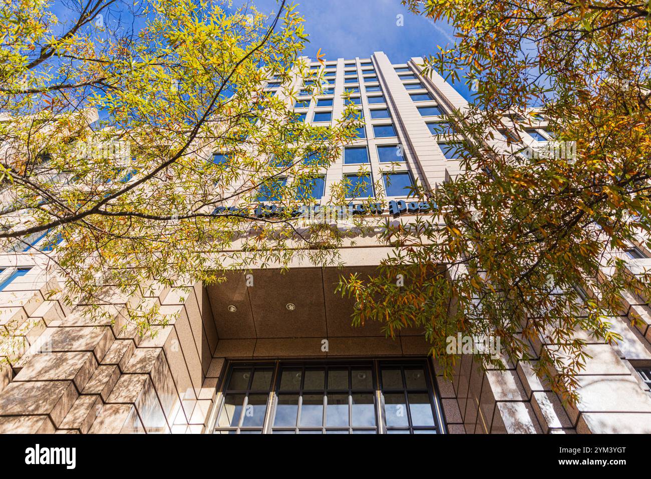 WASHINGTON, D.C. - 17. NOVEMBER 2024: Blick auf das Zeitungsschild der Washington Post mit Blick in den Himmel. Das neue Zuhause der Washington Post nach mir Stockfoto