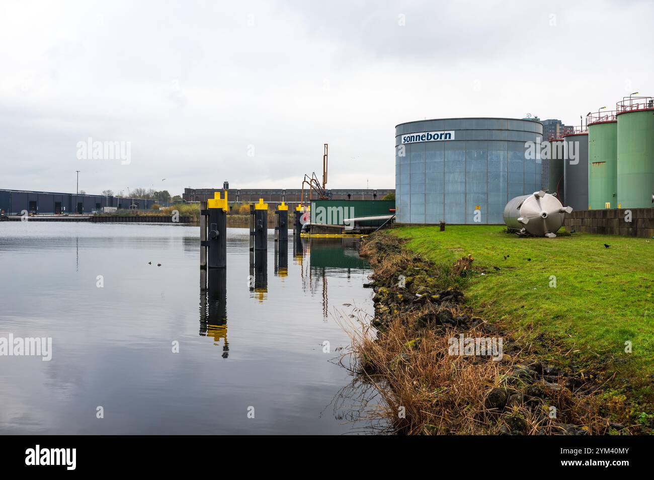 Silos der Erdölraffinerie Sonneborn in Amsterdam, Niederlande, 15. November 2024 Stockfoto