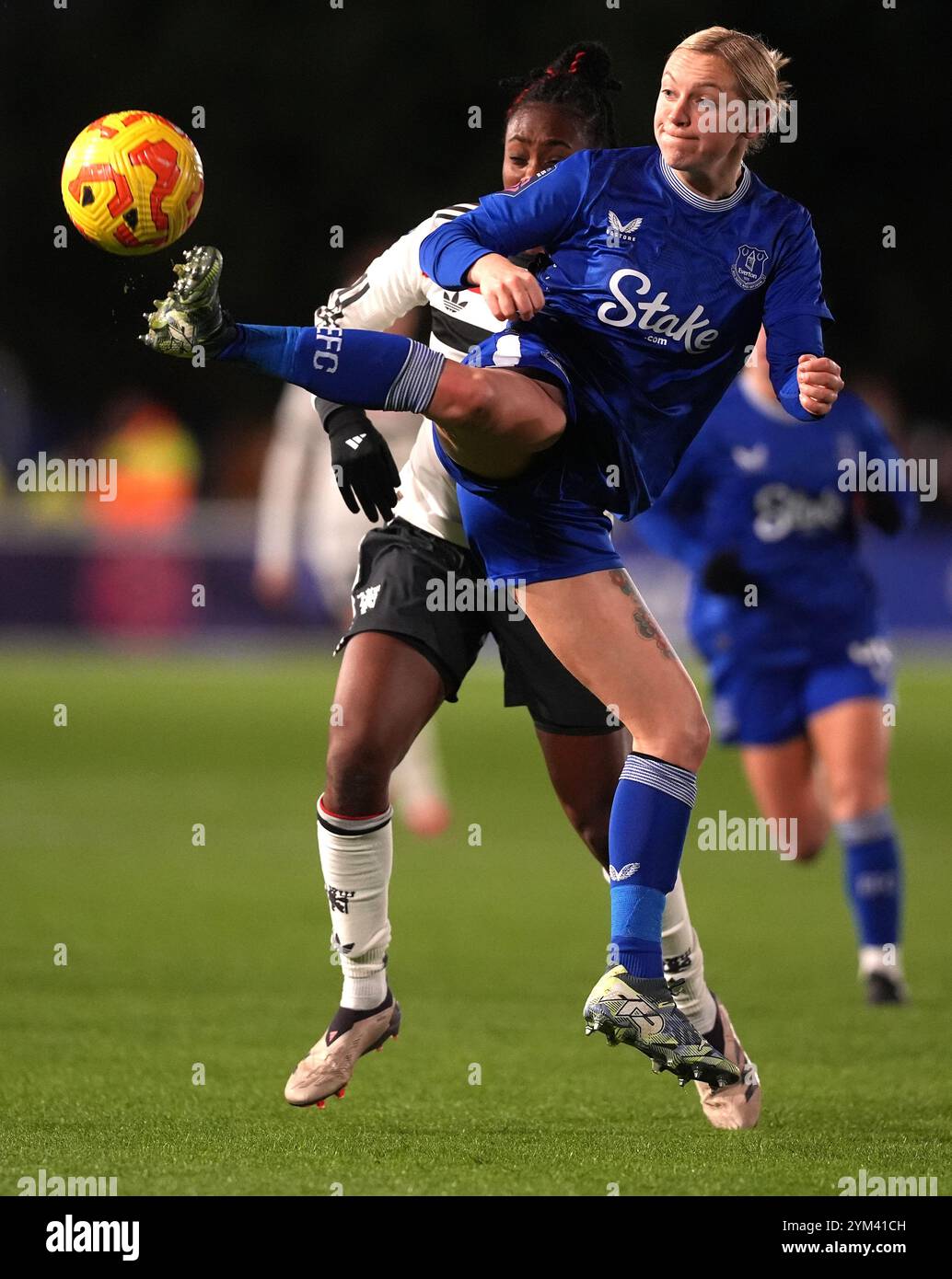 Evertons Lucy Hope (rechts) und Melvine Malard von Manchester United kämpfen um den Ball beim FA Women's League Cup Group A Spiel auf dem Walton Hall Park Football Pitch in Liverpool. Bilddatum: Mittwoch, 20. November 2024. Stockfoto