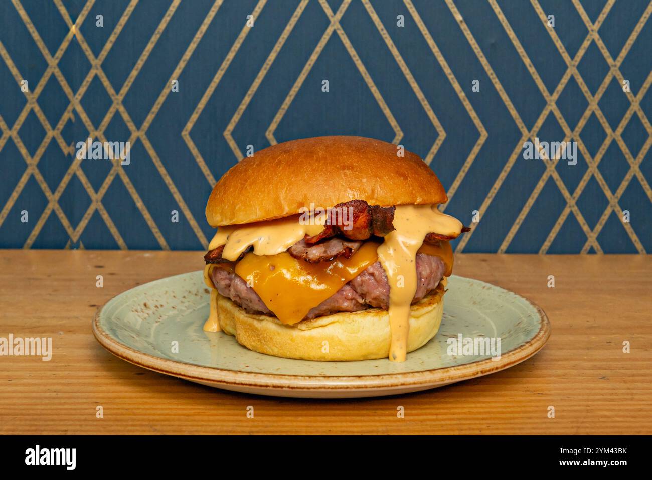 Die Kochzeit von burger Beef variiert je nach gewünschter Garmasse (selten, Mittel, gut gemacht). Stockfoto