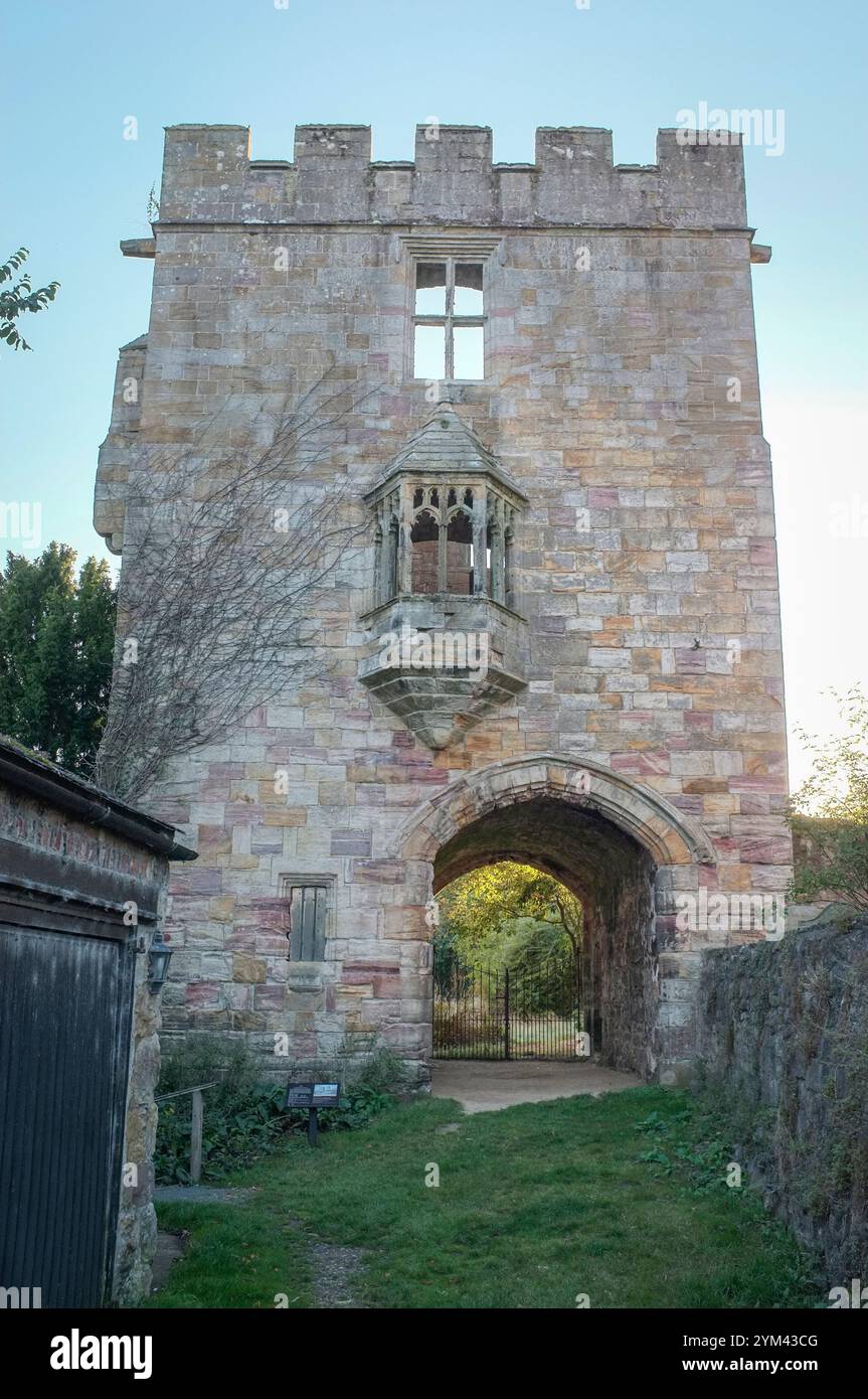 Der Marmion Tower, das Dorf West Tanfield, im Distrikt Hambleton in North Yorkshire, England Stockfoto