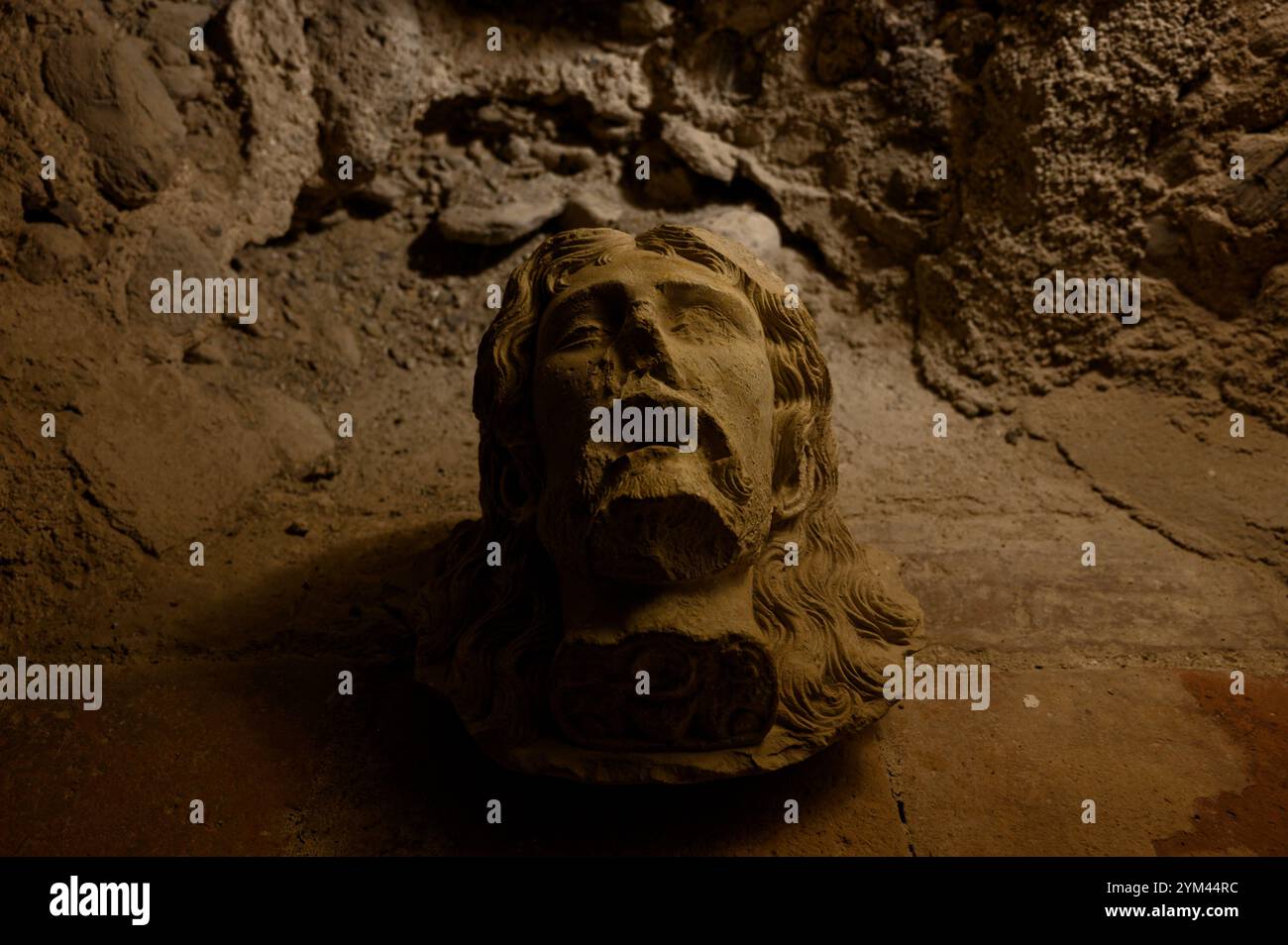 Eine feierliche Skulptur des Kopfes Christi in den schwach beleuchteten Heiligen Höhlen der Sacromonte Abtei Stockfoto
