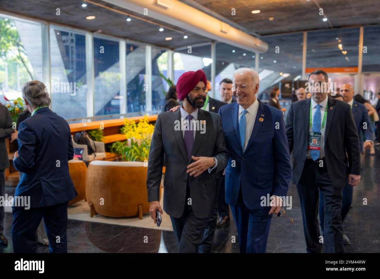 Rio de Janeiro, Brasilien. November 2024. US-Präsident Joe Biden geht mit Weltbankpräsident Ajay Banga auf dem Group of 20 Industrialized Nations Summit am 18. November 2024 in Rio de Janeiro, Brasilien. Quelle: Adam Schultz/White House Photo/Alamy Live News Stockfoto