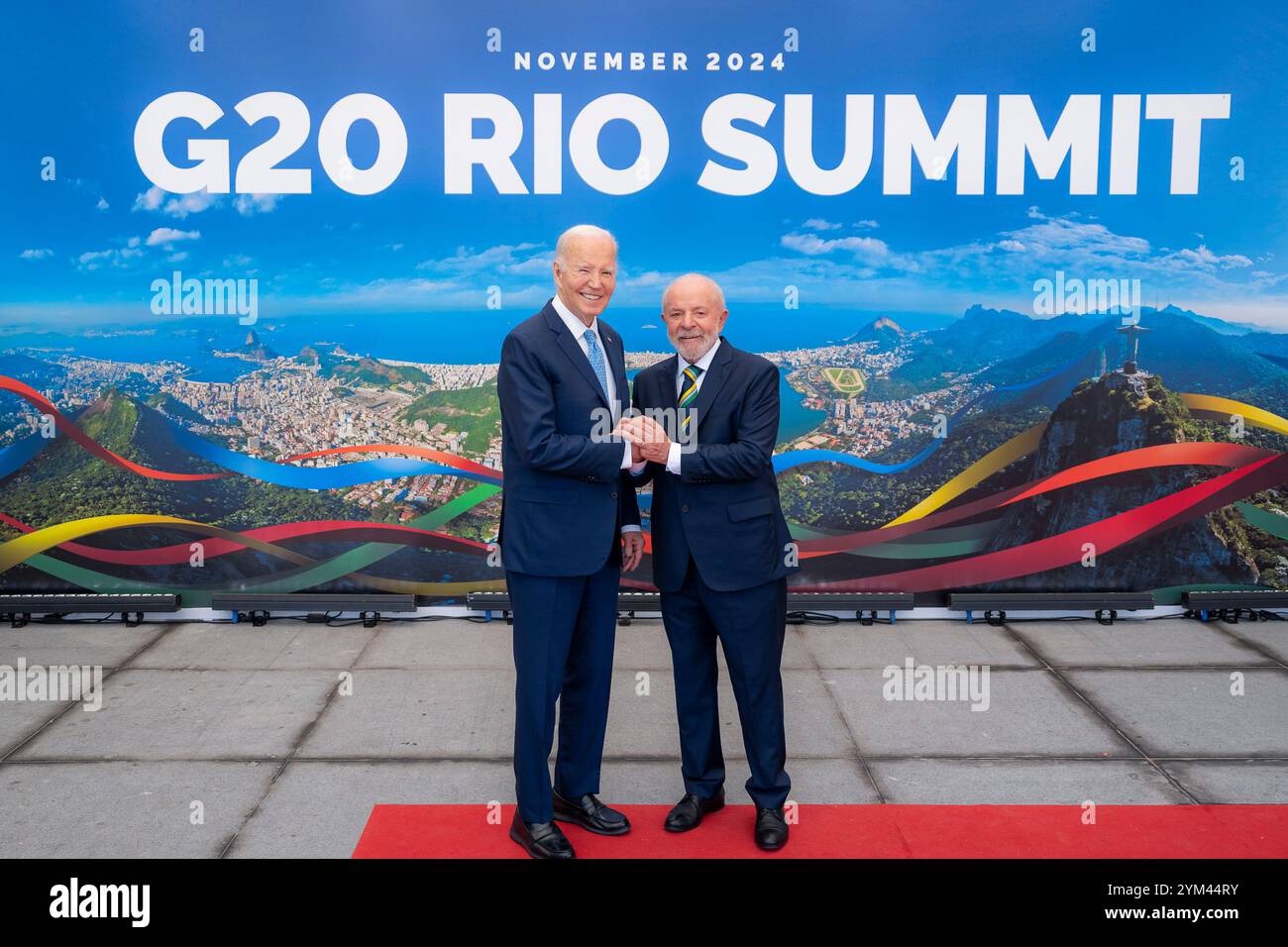 Rio de Janeiro, Brasilien. November 2024. US-Präsident Joe Biden, links, wird vom brasilianischen Präsidenten Luiz Inacio Lula da Silva, rechts, während der Ankunft der staatschefs für den Group of 20 Industrialized Nations Summit am 18. November 2024 in Rio de Janeiro begrüßt. Quelle: Adam Schultz/White House Photo/Alamy Live News Stockfoto