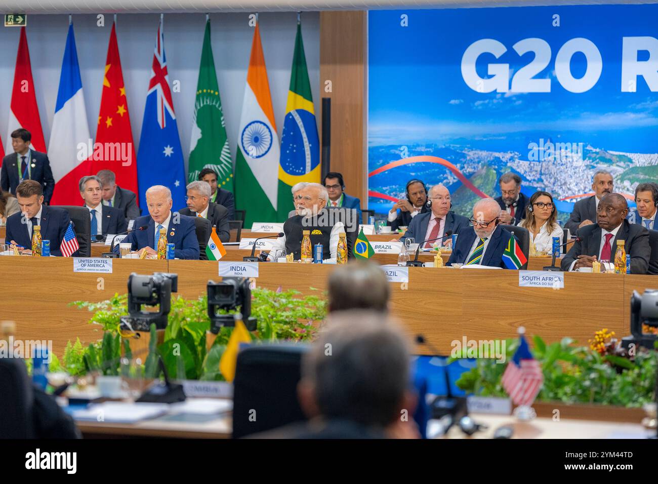 Rio de Janeiro, Brasilien. November 2024. US-Präsident Joe Biden, links, hält während einer Sitzung des Gipfels der Gruppe der 20 Industrieländer am 18. November 2024 in Rio de Janeiro, Brasilien, eine Rede. Quelle: Adam Schultz/White House Photo/Alamy Live News Stockfoto