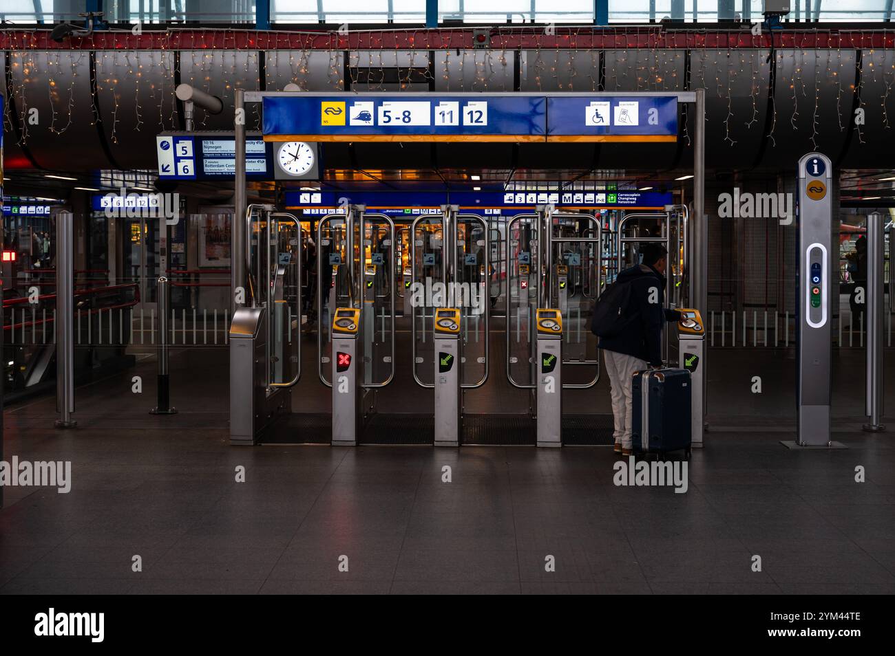 Automatische Gates für die Ticketkontrolle in Amsterdam Sloterdijk, Niederlande, 15. November 2024 Stockfoto
