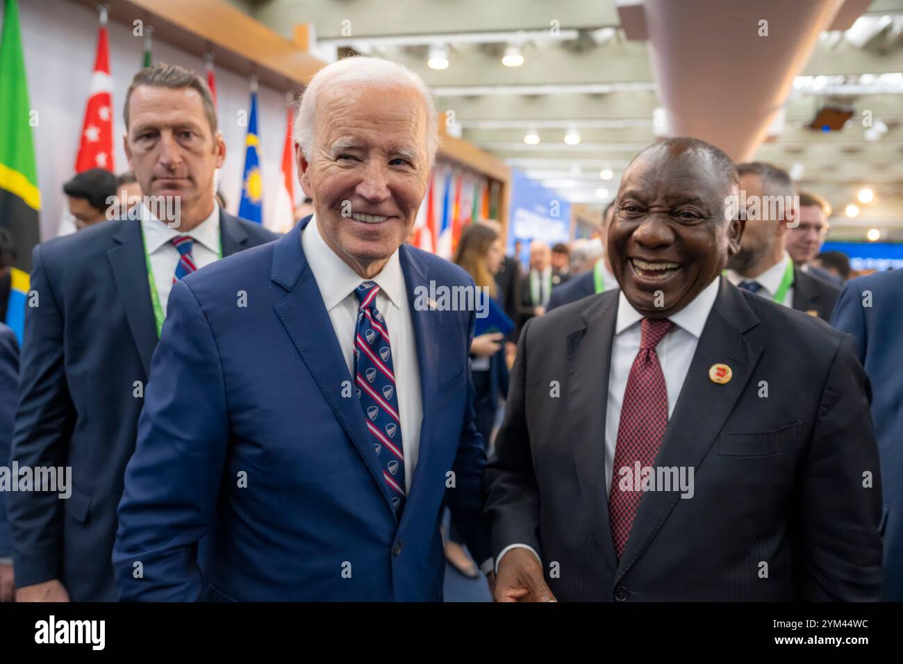 Rio de Janeiro, Brasilien. November 2024. US-Präsident Joe Biden, macht Witze mit dem südafrikanischen Präsidenten Cyril Ramaphosa, Right, beim Group of 20 Industrialized Nations Summit, 19. November 2024 in Rio de Janeiro, Brasilien. Quelle: Adam Schultz/White House Photo/Alamy Live News Stockfoto