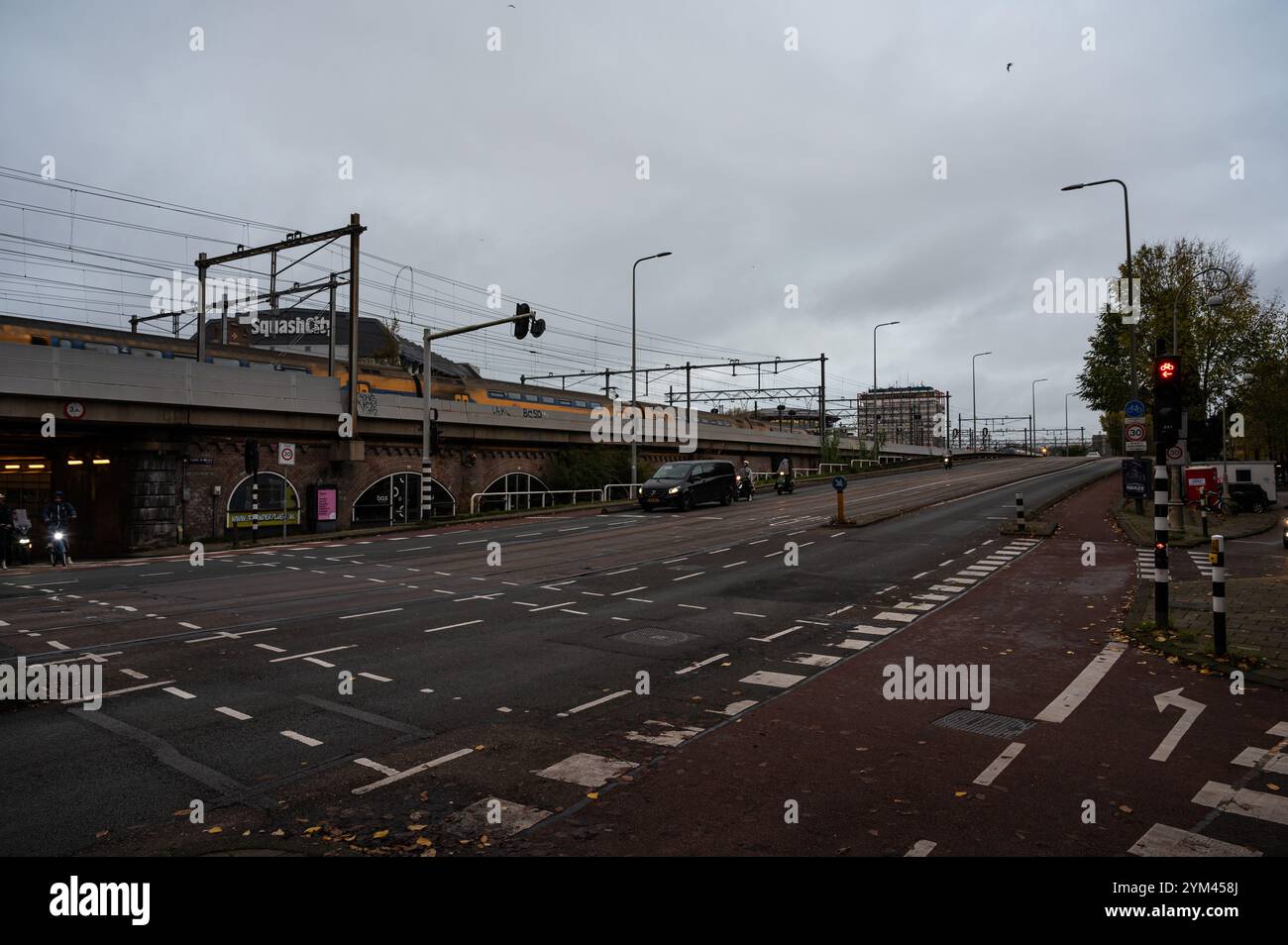 Die Haarlemmer Houttuinen und Eisenbahnbrücke zum Hauptbahnhof von Amsterdam, Niederlande, 14. November 2024 Stockfoto