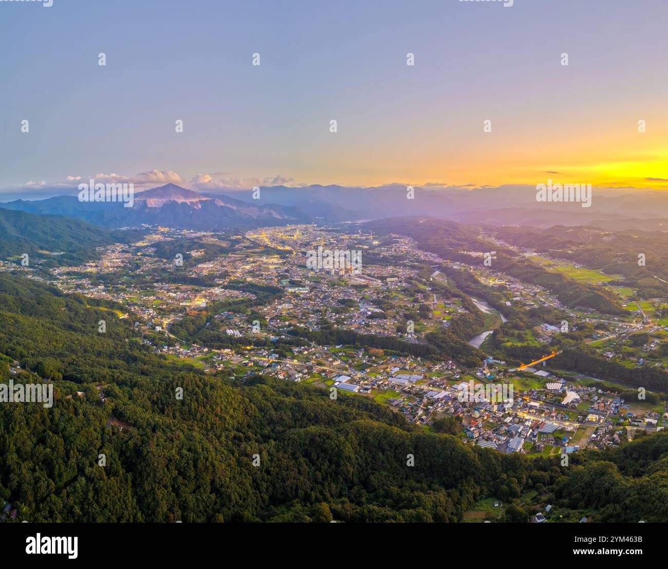 Chichibu, Saitama, Japan mit Buko Mountain in der Abenddämmerung. Stockfoto