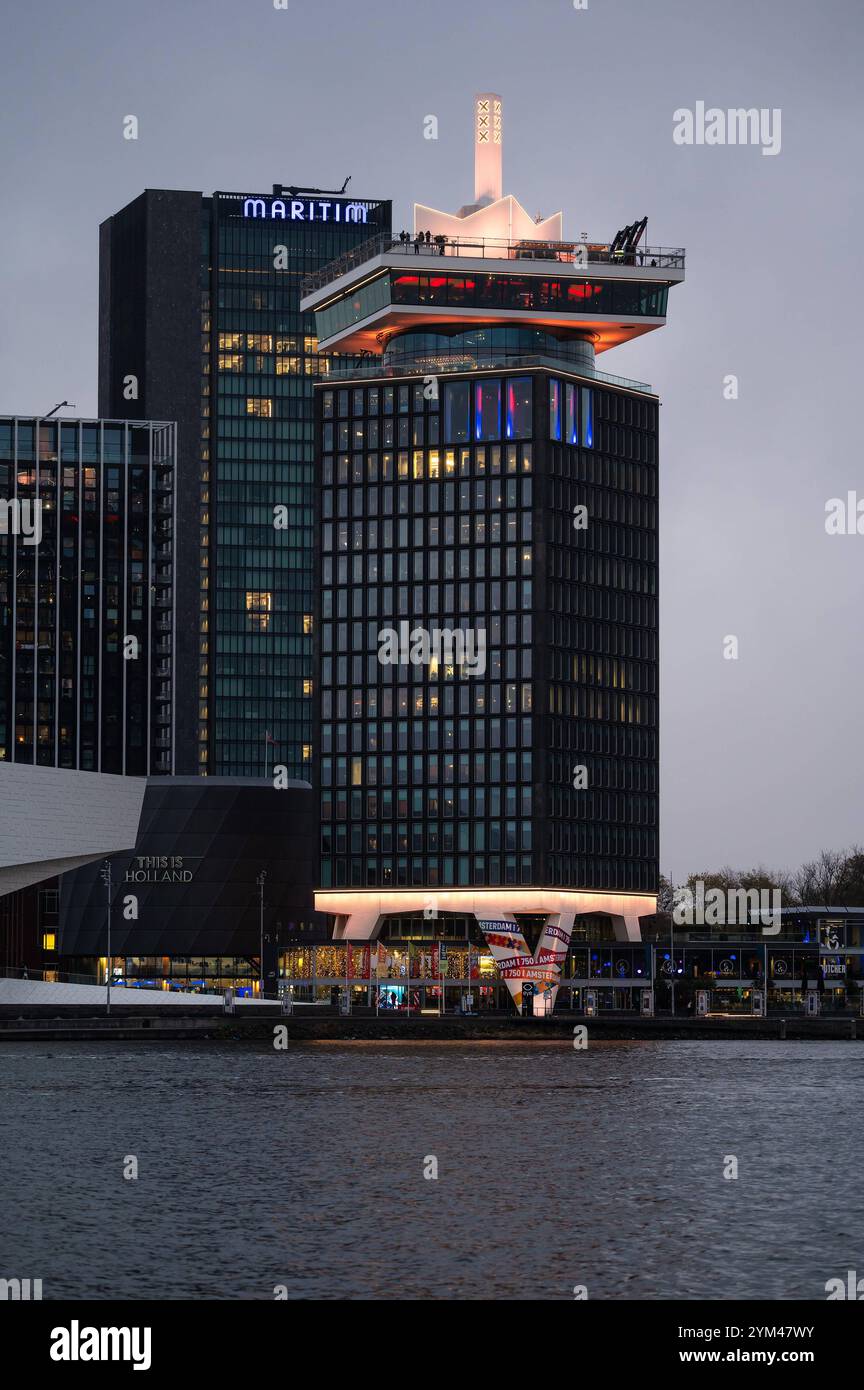 Der Adam Tower und der Overhoeks Plein Platz in der Abenddämmerung in Amsterdam, Niederlande, 14. November 2024 Stockfoto