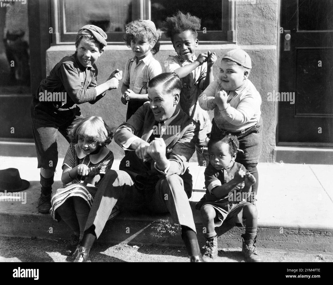 „Our Gang“ spielt mit der Sportagentin Christy Walsh, 1922 – Our Gang (auch bekannt als die Kleinen Rascals oder Hal Roach's Rascals) Stockfoto