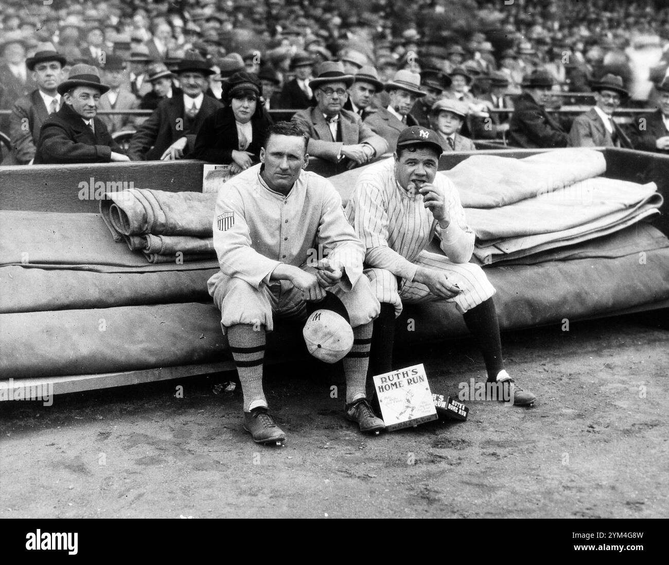 Walter Johnson und Babe Ruth im Yankee Stadium 1926. Sie essen 'Ruth's HomeRun' Süßigkeiten Stockfoto