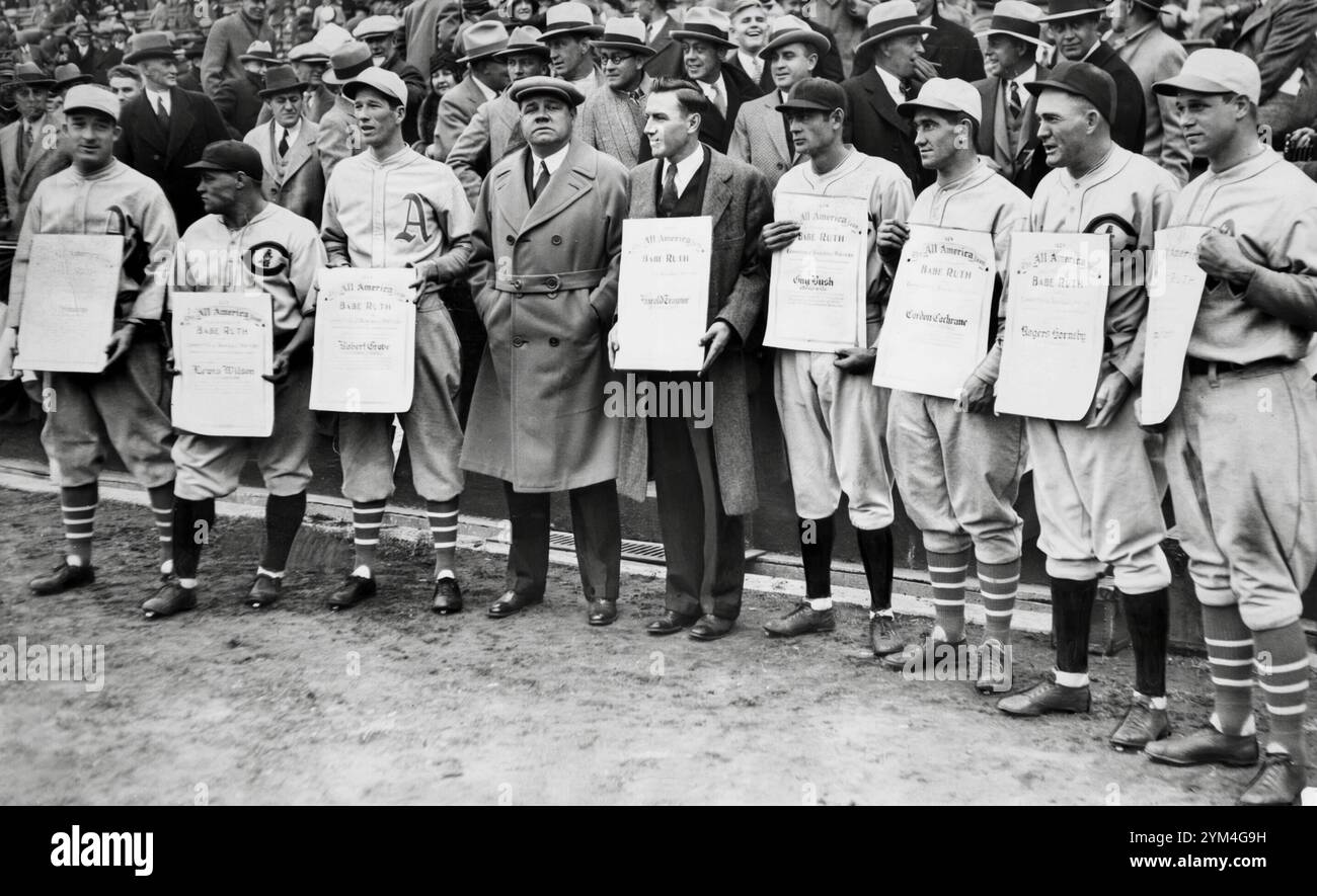 Das All-America Board of Baseball Team mit Babe Ruth in der Mitte. Babe wählte das All Star Team aus, darunter Al Simmons, Hack Wilson, Lefty Grove, Pie Traynor, Guy Bush, Mickey Cochrane, Rogers Hornsby und Jimmie Foxx Stockfoto