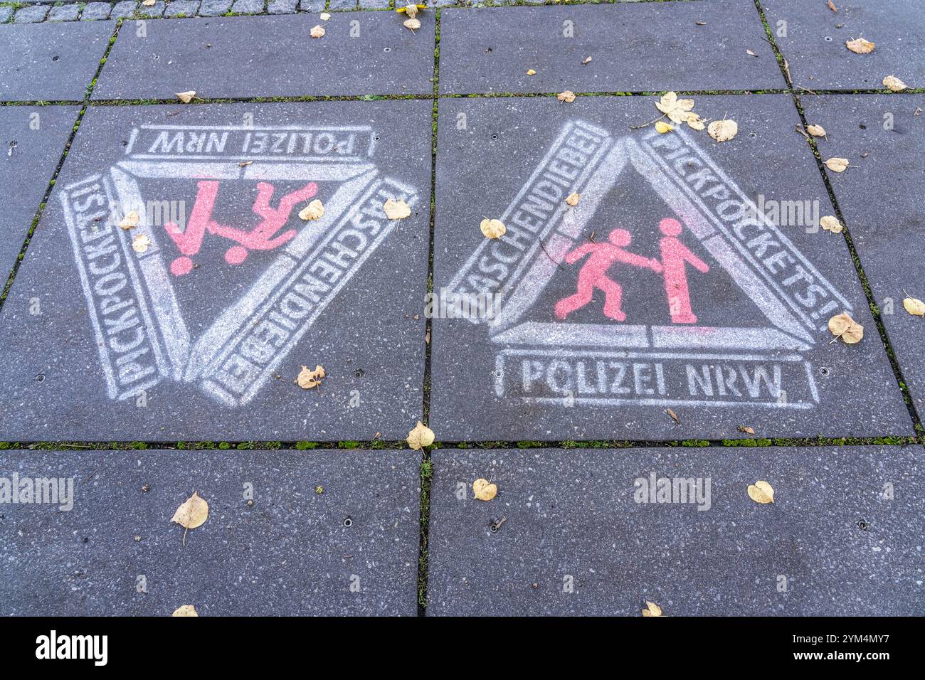 Warnung vor Taschendiebstahl, auf den Bürgersteig gesprüht, Aktion der Polizei NRW, an besonders gefährdeten Stellen, wie hier beim Drachenfels-Zug Stockfoto