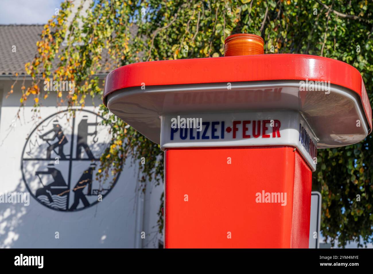 Alte Notrufsäule, Dekoration vor dem Gebäude der Freiwilligen Feuerwehr Königswinter Niederdollendorf, NRW, Deutschland, Stockfoto