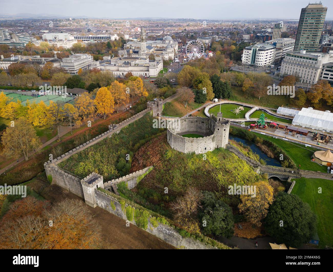 Blick aus der Vogelperspektive auf die Eislaufbahn Cardiff Winter Wonderland im Freien auf dem Gelände von Cardiff Castle Stockfoto
