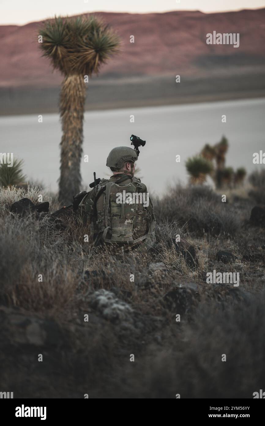 Ein US-Luftwaffe Airman nimmt an einem Verteidigungstreit der 820th Base Defense Group auf der Red Flag 24-3, Nellis Air Force Base, Nevada, im Juli 2024 Teil. Die 820th BDG Airmen nutzte diese Übung, um die Grundlagen der Verteidigung von Expeditionsflugplätzen auszutauschen, um die Ausbildung der Sicherheitskräfte voranzutreiben. (Foto mit freundlicher Genehmigung der US Air Force) Stockfoto