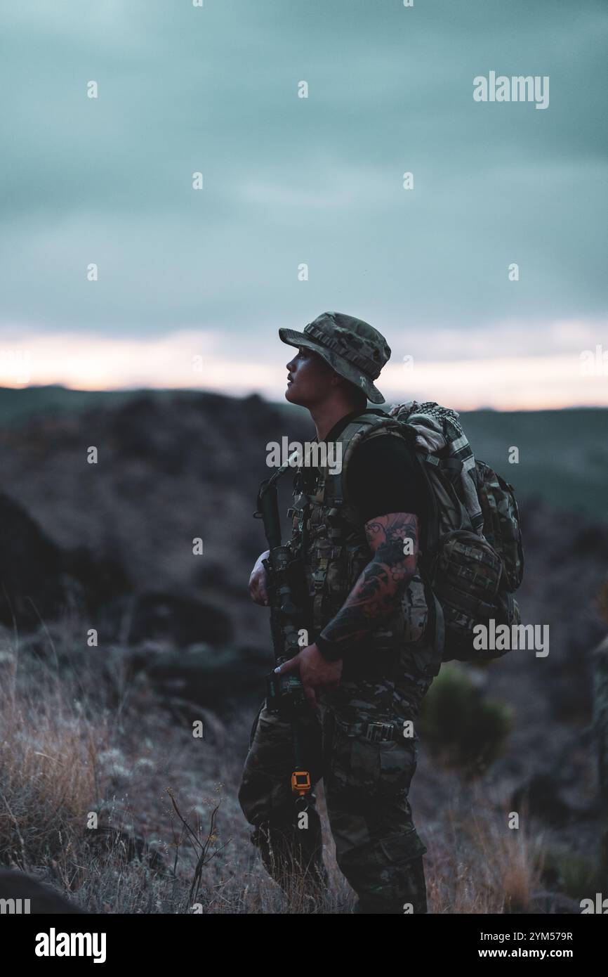 Ein US-Luftwaffe Airman nimmt an einem Verteidigungstreit der 820th Base Defense Group auf der Red Flag 24-3, Nellis Air Force Base, Nevada, im Juli 2024 Teil. Dieser Airman diente als Teil der gegnerischen Kräfte, um die Effektivität und Leistungsfähigkeit der Verteidiger zu testen. Die 820th BDG Airmen nutzte diese Übung, um die Grundlagen der Verteidigung von Expeditionsflugplätzen auszutauschen, um die Ausbildung der Sicherheitskräfte voranzutreiben. (Foto mit freundlicher Genehmigung der US Air Force) Stockfoto