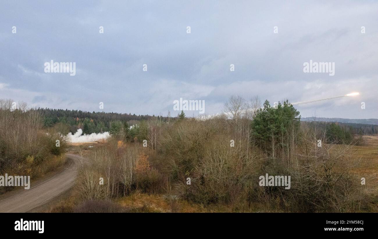 Deutsche Soldaten der 295. Französisch-deutschen Brigade führen im Rahmen einer Live-Feuerübung im Rahmen der Übung Dynamic Front 25 auf dem Grafenwoehr-Trainingsgelände, Bayern, am 20. November 2024 eine Feuermission mit dem Waffensystem Medium Artillery Rocket System II (MARS II) durch. Die dynamische Front erhöht die Letalität der NATO-Allianz durch weitreichende Brände, den Aufbau der Einsatzbereitschaft in einem komplexen gemeinsamen, multinationalen Umfeld und die Nutzung der Kapazitäten der Gastländer, um die operative Reichweite der USAREUR-AF zu erhöhen. Dynamic Front umfasst mehr als 1.800 US-amerikanische und 3.700 multinationale Servicemöglichkeiten Stockfoto