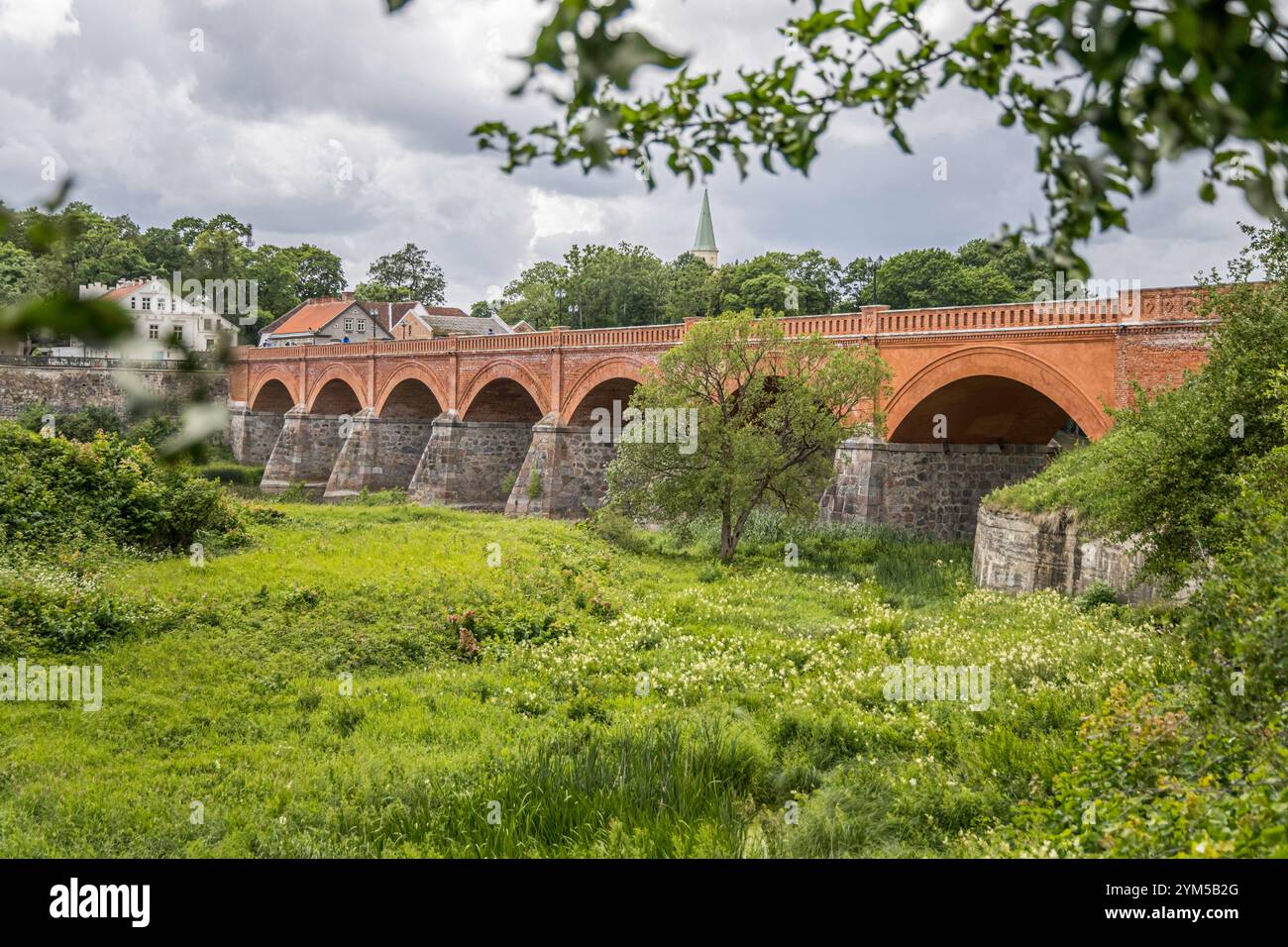 Die alte Ziegelbrücke Kuldigas über die Venta wurde 1874 erbaut und ist die längste Brücke dieser Art von Straßenbrücke in Europa. In der Nähe ist die Wid Stockfoto
