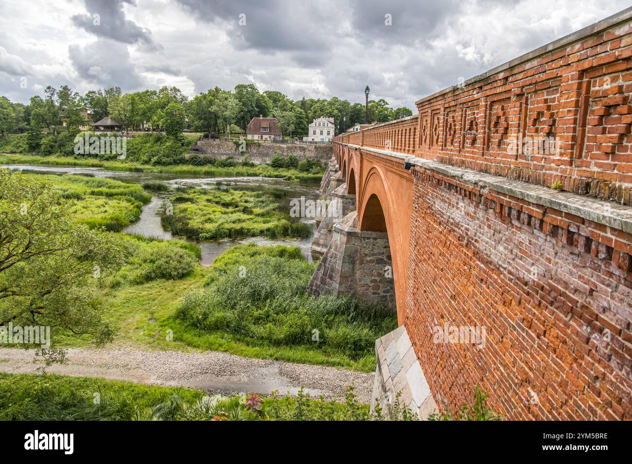 Die alte Ziegelbrücke Kuldigas über die Venta wurde 1874 erbaut und ist die längste Brücke dieser Art von Straßenbrücke in Europa. In der Nähe ist die Wid Stockfoto