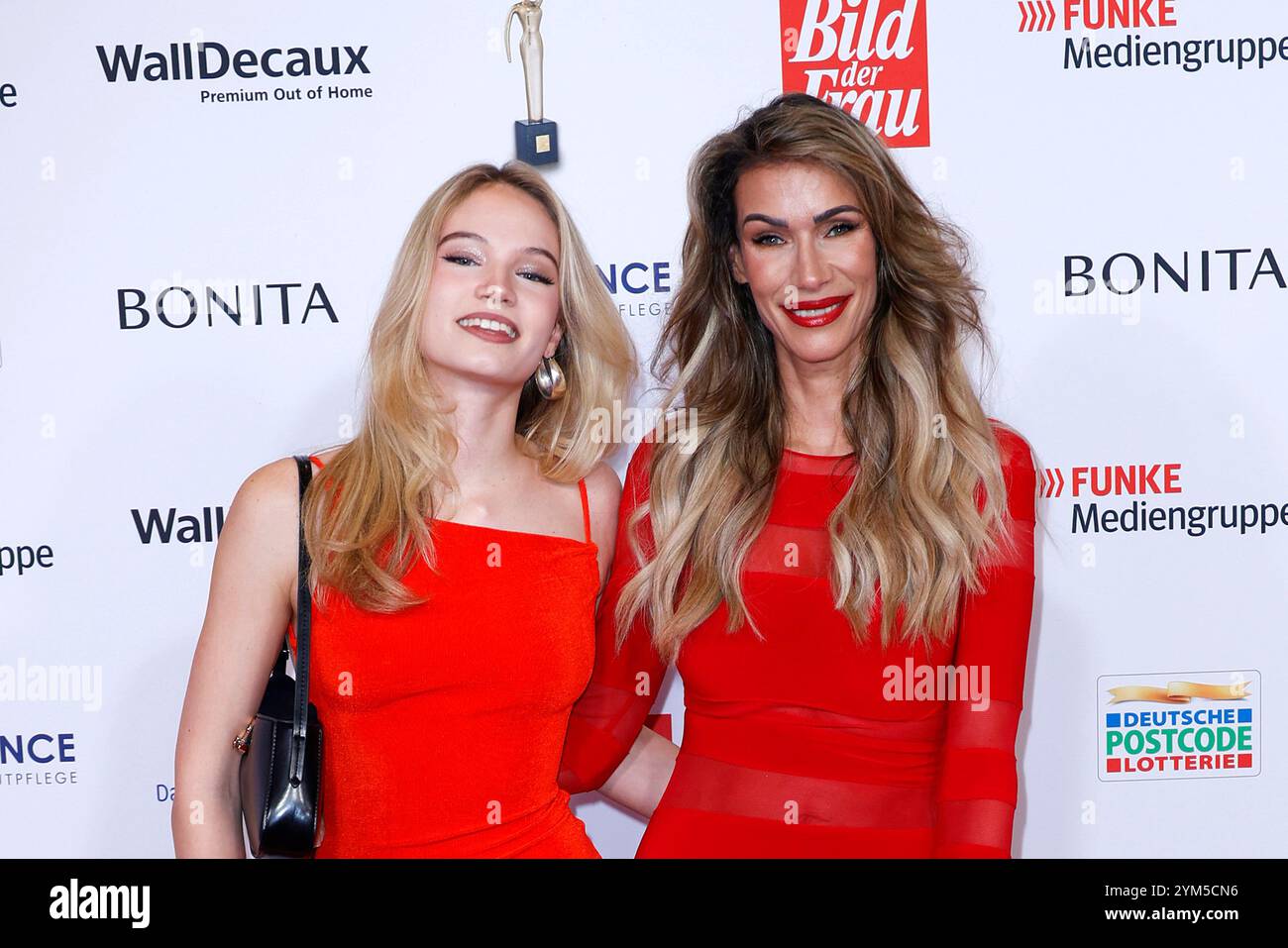 Yasmina Filali und ihre Tochter Sam Helmer bei der Verleihung 'Goldene Bild der Frau' am 20.11.2024 in Hamburg Stockfoto