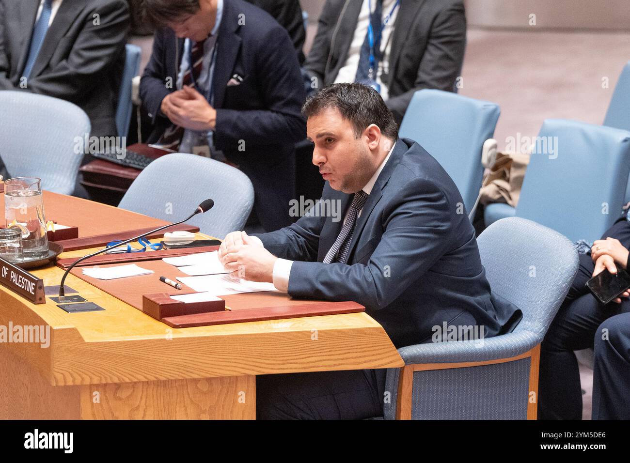 New York, Usa. November 2024. Botschafter Danny Danon von Israel spricht vor der Sitzung des Sicherheitsrats zur Abstimmung über den Entwurf einer Resolution über die Lage in Gaza vor der Presse. (Foto: Lev Radin/Pacific Press) Credit: Pacific Press Media Production Corp./Alamy Live News Stockfoto