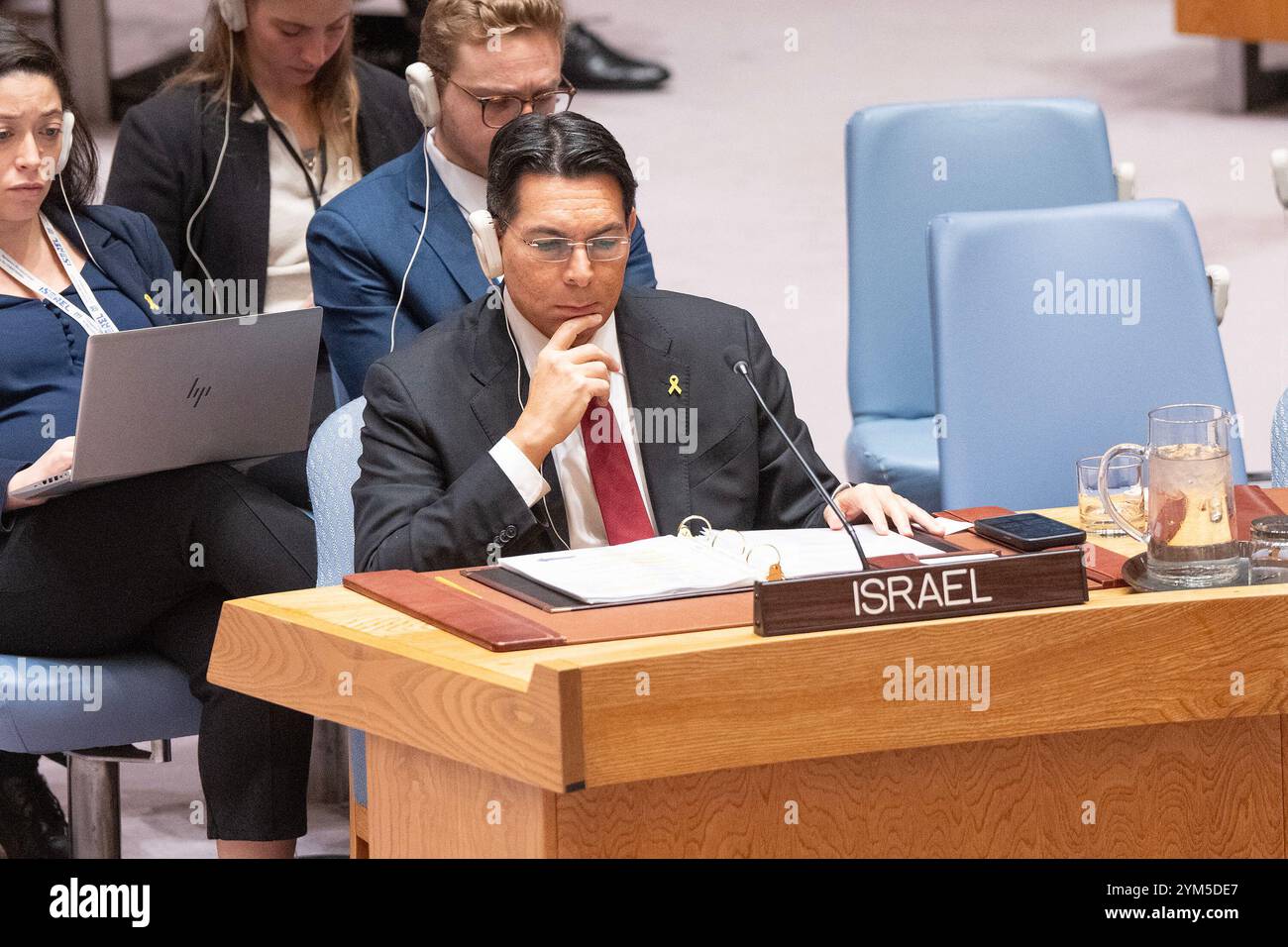 New York, Usa. November 2024. Botschafter Danny Danon von Israel spricht vor der Sitzung des Sicherheitsrats zur Abstimmung über den Entwurf einer Resolution über die Lage in Gaza vor der Presse. (Foto: Lev Radin/Pacific Press) Credit: Pacific Press Media Production Corp./Alamy Live News Stockfoto