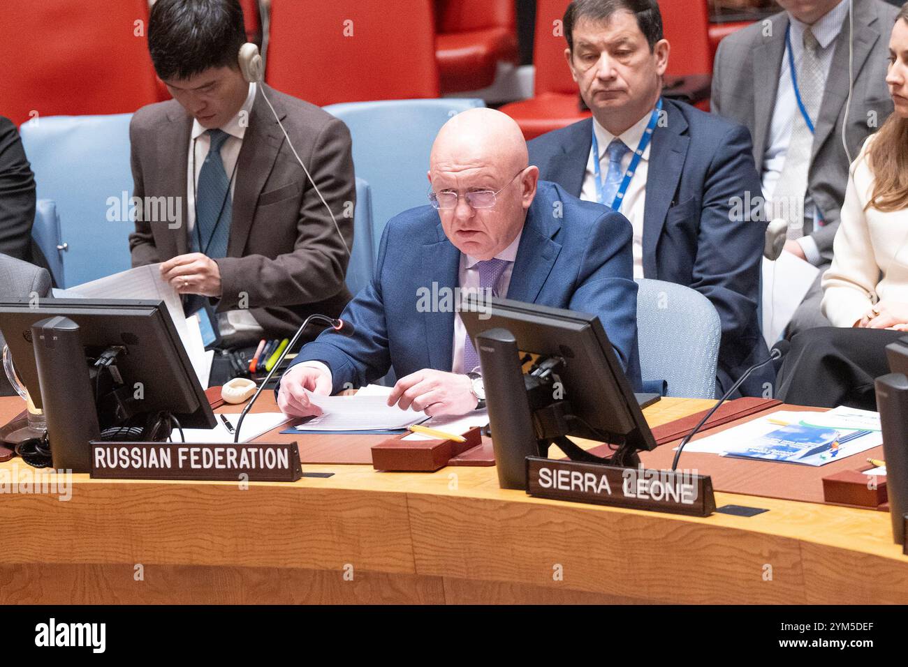 New York, Usa. November 2024. Botschafter Danny Danon von Israel spricht vor der Sitzung des Sicherheitsrats zur Abstimmung über den Entwurf einer Resolution über die Lage in Gaza vor der Presse. (Foto: Lev Radin/Pacific Press) Credit: Pacific Press Media Production Corp./Alamy Live News Stockfoto