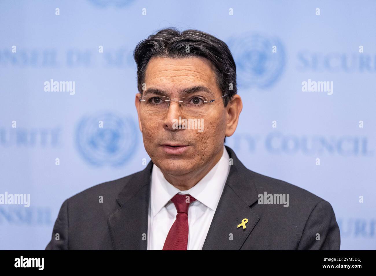 New York, Usa. November 2024. Botschafter Danny Danon von Israel spricht vor der Sitzung des Sicherheitsrats zur Abstimmung über den Entwurf einer Resolution über die Lage in Gaza vor der Presse. (Foto: Lev Radin/Pacific Press) Credit: Pacific Press Media Production Corp./Alamy Live News Stockfoto
