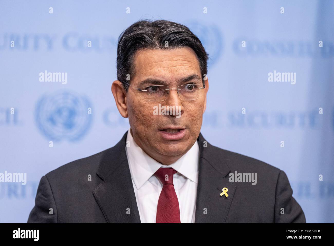 New York, Usa. November 2024. Botschafter Danny Danon von Israel spricht vor der Sitzung des Sicherheitsrats zur Abstimmung über den Entwurf einer Resolution über die Lage in Gaza vor der Presse. (Foto: Lev Radin/Pacific Press) Credit: Pacific Press Media Production Corp./Alamy Live News Stockfoto