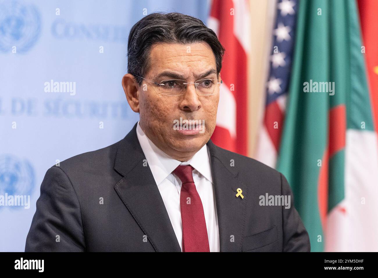 New York, Usa. November 2024. Botschafter Danny Danon von Israel spricht vor der Sitzung des Sicherheitsrats zur Abstimmung über den Entwurf einer Resolution über die Lage in Gaza vor der Presse. (Foto: Lev Radin/Pacific Press) Credit: Pacific Press Media Production Corp./Alamy Live News Stockfoto